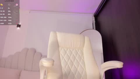 Snapshot of amberlewis_ chatting on April 28, 2:27 am Amber online show from April 28, 2:27 am