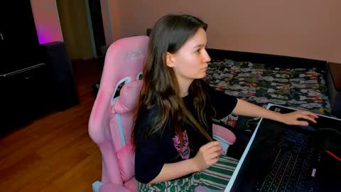 Snapshot of ameli_moon chatting on April 2, 4:26 pm Eileen online show from April 2, 4:26 pm