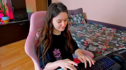 Snapshot of ameli_moon chatting on April 11, 11:03 am Eileen online show from April 11, 11:03 am