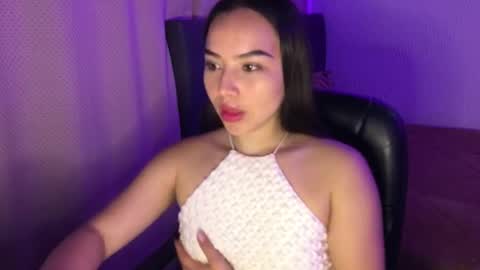 Snapshot of amelia___hall chatting on June 7, 7:28 pm Amelia online show from June 7, 7:28 pm