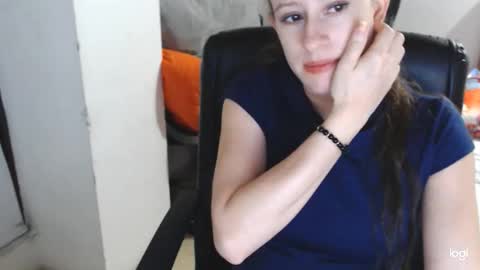 Snapshot of amelia_bella chatting on June 6, 3:00 am amelia online show from June 6, 3:00 am