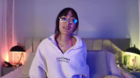 Snapshot of ameliaa_moon_ chatting on October 18, 12:06 pm lia online show from October 18, 12:06 pm
