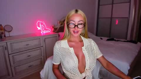 Snapshot of ameliablondd chatting on May 10, 1:49 pm Ameli online show from May 10, 1:49 pm