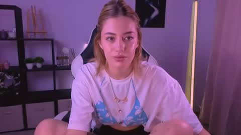 Snapshot of ameliarosaline chatting on June 27, 3:44 am ameliarosaline online show from June 27, 3:44 am