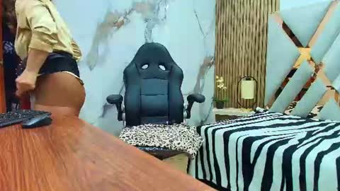 Snapshot of amell_thomson chatting on June 15, 10:39 am Amell Thomson online show from June 15, 10:39 am