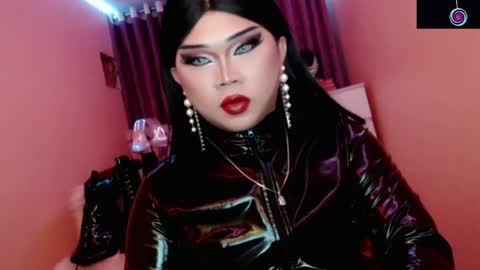 Snapshot of amiadoll chatting on June 4, 5:08 pm Queen Mireska online show from June 4, 5:08 pm