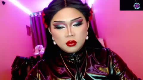 Snapshot of amiadoll chatting on June 22, 4:15 pm Queen Mireska online show from June 22, 4:15 pm