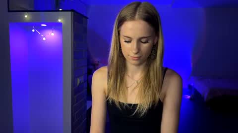 Snapshot of amily_sunray chatting on June 19, 8:23 pm Amily online show from June 19, 8:23 pm