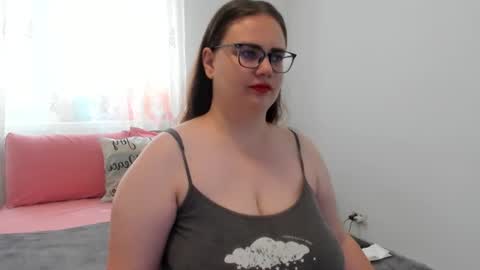 Snapshot of amiravyxen chatting on June 19, 7:56 am Amira Vyxen online show from June 19, 7:56 am