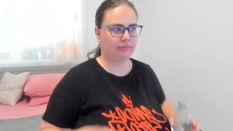 Snapshot of amiravyxen chatting on June 23, 7:17 am Amira Vyxen online show from June 23, 7:17 am