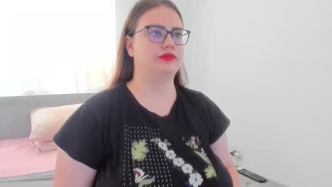 Snapshot of amiravyxen chatting on June 30, 8:04 am Amira Vyxen online show from June 30, 8:04 am