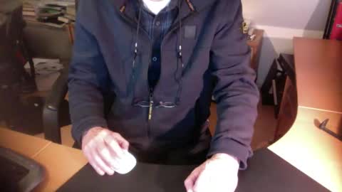 Snapshot of amor2200 chatting on December 4, 7:01 pm Amor2200 online show from December 4, 7:01 pm