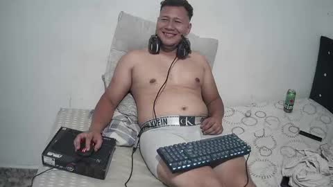 Snapshot of amordebandidos chatting on January 24, 1:13 am amordebandidos online show from January 24, 1:13 am