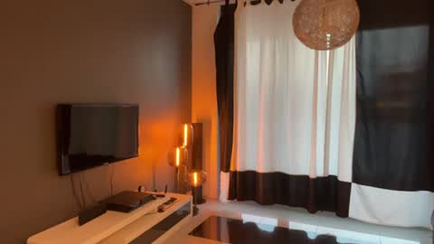 Snapshot of amorelle_ chatting on June 28, 6:47 pm amorelle_ online show from June 28, 6:47 pm