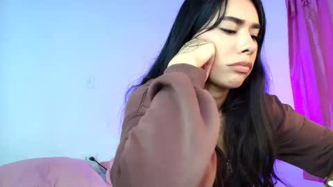 Snapshot of amyolimpo chatting on April 22, 11:17 pm Amy ... Nice to meet u thumb up me please its important online show from April 22, 11:17 pm