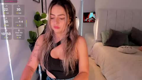 Snapshot of amywoods chatting on April 21, 8:55 pm online show from April 21, 8:55 pm