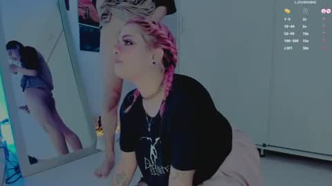 Snapshot of amyy_rouse chatting on June 24, 2:43 am Collinns online show from June 24, 2:43 am
