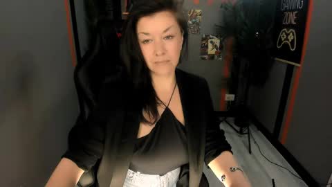 Snapshot of ana_mills chatting on April 27, 10:02 am Ana online show from April 27, 10:02 am