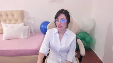 Snapshot of ana_ruuh chatting on August 8, 9:39 pm Im anna but you can call me as you want online show from August 8, 9:39 pm
