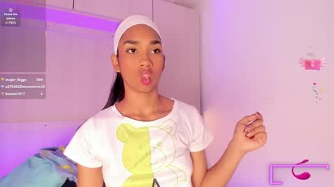 anaacollins_ online show from November 26, 11:33 am