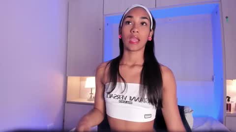 anaacollins_ online show from February 5, 11:37 am