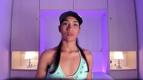 anaacollins_ online show from February 20, 11:32 am