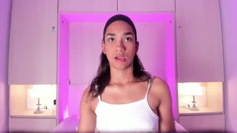 anaacollins_ online show from March 12, 11:38 am