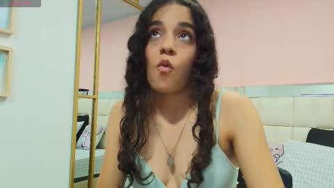 Snapshot of anahi_maite chatting on February 20, 7:03 pm Anahi online show from February 20, 7:03 pm