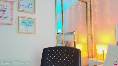 Snapshot of anahi_maite chatting on April 26, 6:05 pm Anahi online show from April 26, 6:05 pm