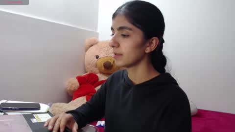 Snapshot of anahibrowns95 chatting on April 15, 9:37 pm Anahi Browns online show from April 15, 9:37 pm