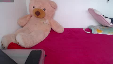 Snapshot of anahibrowns95 chatting on June 16, 4:20 pm Anahi Browns online show from June 16, 4:20 pm