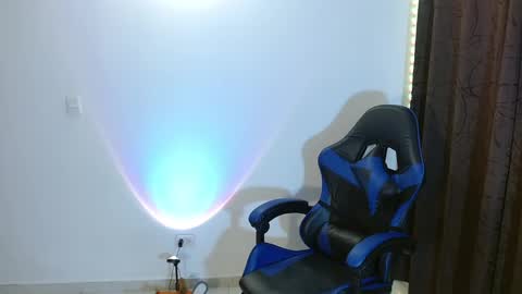 Snapshot of anarosse__ chatting on December 14, 2:23 am ana 3 online show from December 14, 2:23 am