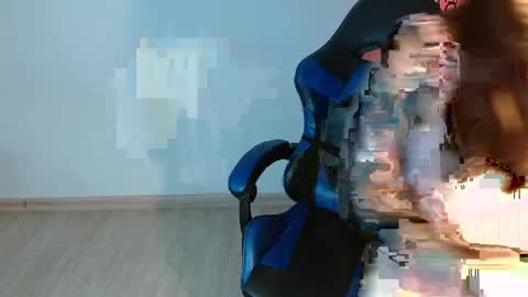 Snapshot of anarosse__ chatting on April 25, 12:13 am ana 3 online show from April 25, 12:13 am