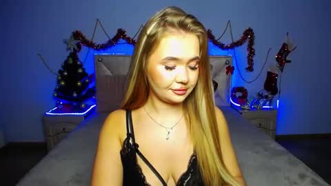 Snapshot of anastacyyellig chatting on December 18, 2:10 am anastacyyellig online show from December 18, 2:10 am