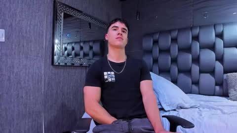 Snapshot of andre_parker chatting on December 18, 2:32 am Andre Parker online show from December 18, 2:32 am