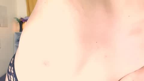 Snapshot of andrea_hot_cummer chatting on April 21, 12:00 pm dreaa online show from April 21, 12:00 pm