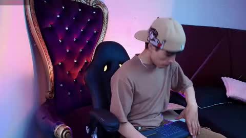 andreew_style_ online show from March 28, 8:30 pm