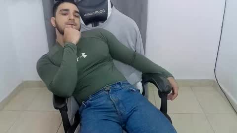 Snapshot of andres180950734 chatting on May 6, 11:21 pm andres180950734 online show from May 6, 11:21 pm