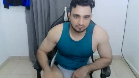 Snapshot of andres180950734 chatting on May 9, 1:00 am andres180950734 online show from May 9, 1:00 am