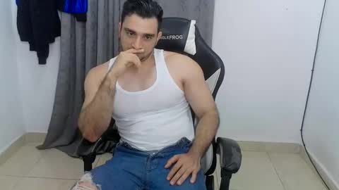 Snapshot of andres180950734 chatting on May 13, 12:52 am andres180950734 online show from May 13, 12:52 am
