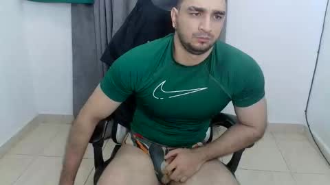 Snapshot of andres180950734 chatting on May 18, 11:43 pm andres180950734 online show from May 18, 11:43 pm