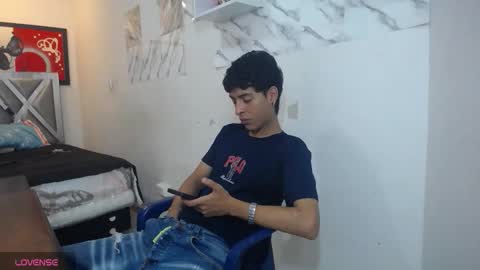 andrescoll25 online show from April 21, 6:44 pm