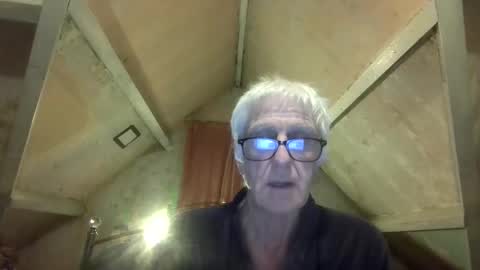 Snapshot of andrew160258 chatting on April 18, 11:27 pm Andrew online show from April 18, 11:27 pm