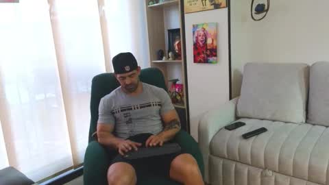 Snapshot of andrewfame chatting on February 25, 11:03 pm Andrew online show from February 25, 11:03 pm