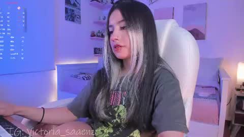 Snapshot of andromeedaa_ chatting on July 6, 3:47 pm Victoria Senz online show from July 6, 3:47 pm