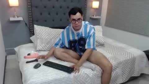 Snapshot of andy_estevez chatting on July 2, 8:37 pm ANDY ESTEVEZ online show from July 2, 8:37 pm