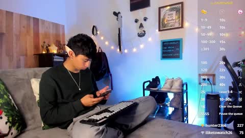 andy_guez_11 online show from December 17, 1:05 pm