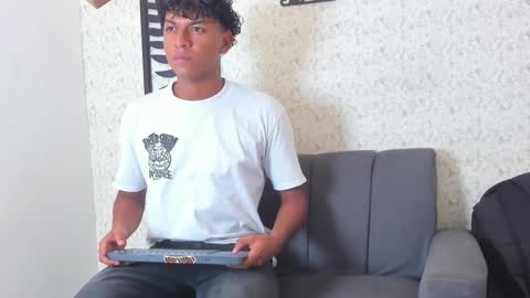andy_jones7 online show from September 25, 7:39 pm