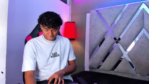 andy_jones7 online show from October 6, 3:26 am