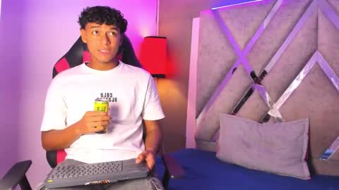 andy_jones7 online show from October 12, 3:27 am